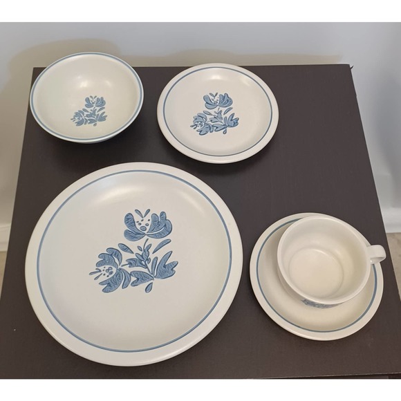 Pfaltzgraff Yorktowne Stoneware Dinner Set - Picture 9 of 11